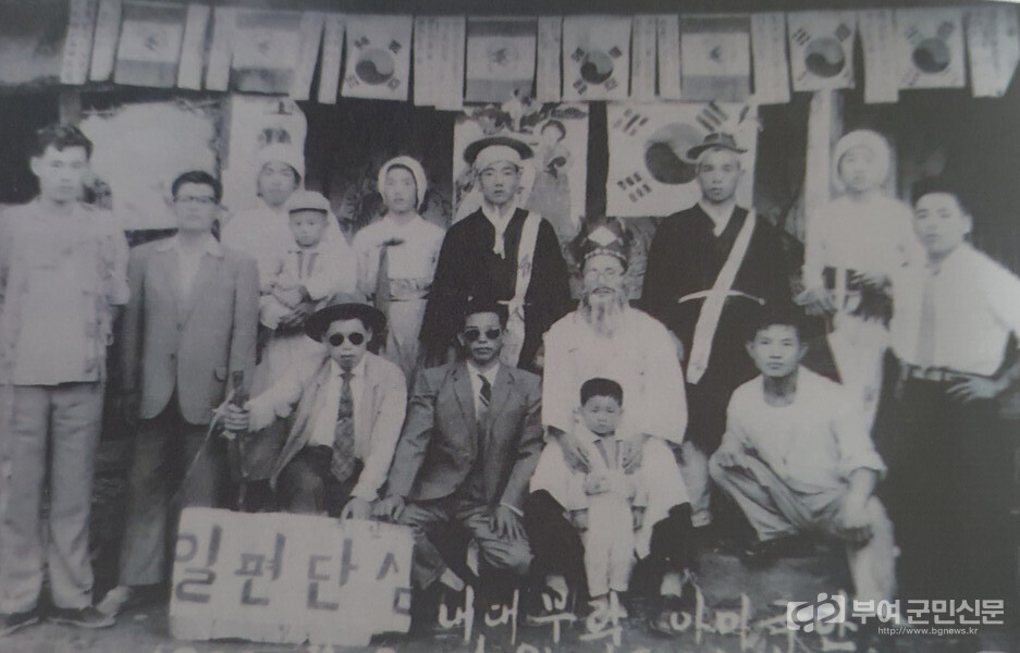 ▲ 내대부락 아미극단 단원 일동 기념(67년 9월 촬영)