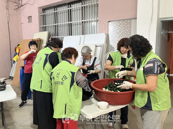 ▲ 홍산면 주민자치회 음식나눔 봉사활동